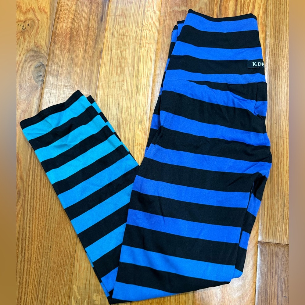 K-Deer Womens Blue and Black Striped Capri Leggings